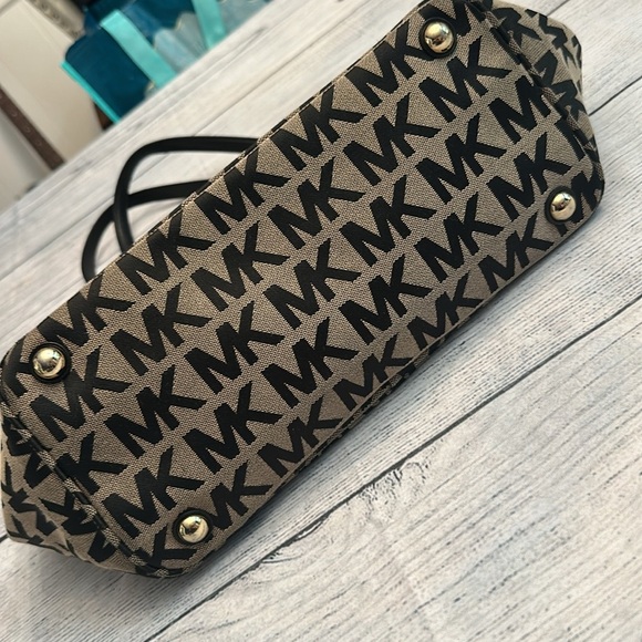 Michael Kors Vintage Canvas Tote - Picture 5 of 11